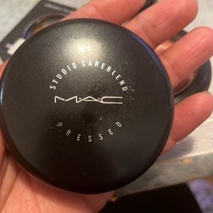Studio careblend pressed powder| Medium deep